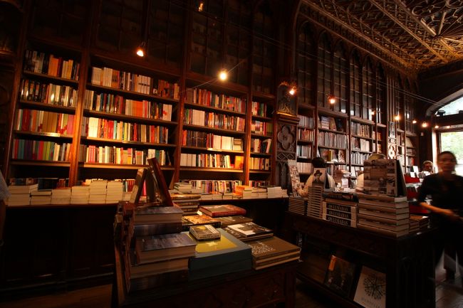 普通に本打ってます。村上春樹の本って、外国の人に受けるのかなあ。たくさん置いてありましたよ。