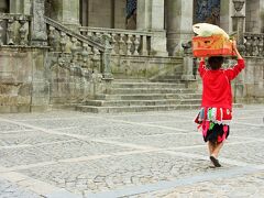 カテドラル前の地元のおばさん。どこへ行くんだろう？色鮮やかな洋服がとっても目を引きました。