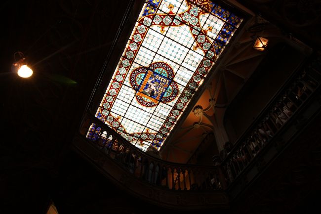 本屋さんにこんなに美しいステンドグラスがあるなんて、本当に驚きです。昔はこんなお店がたくさんあったんでしょうか？それともここがとっても特別なのかなあ。