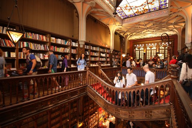 二階建てて、二階にはカフェスペースもあります。さすがにゆっくりはできなさそう（笑）