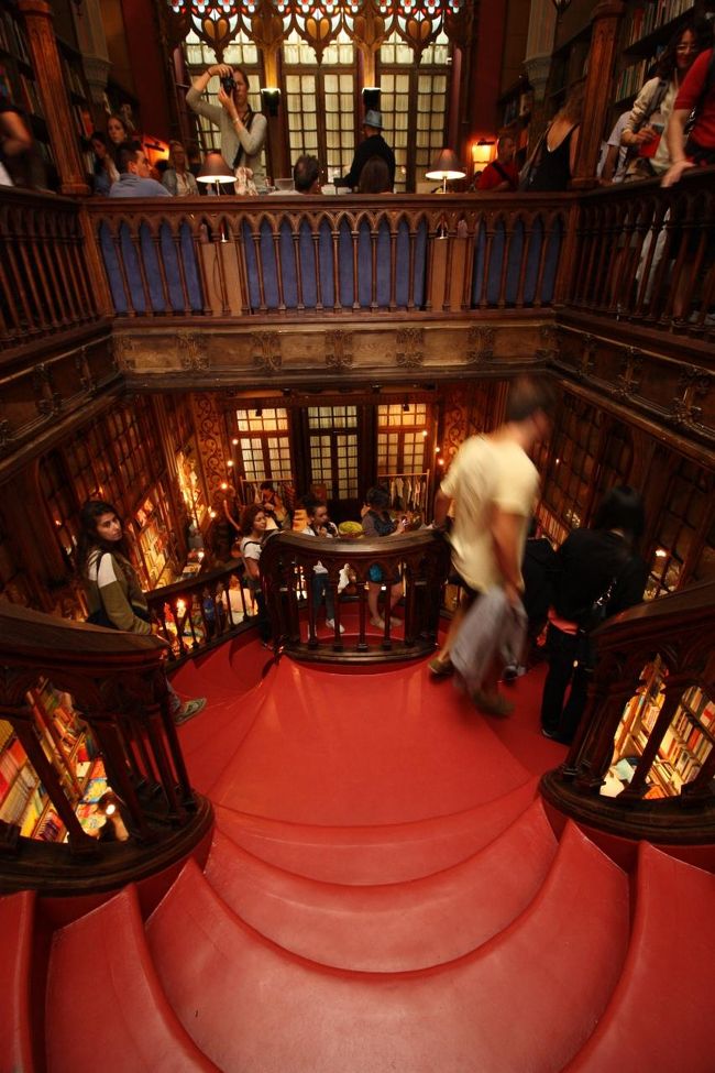 本屋さんとは思えない豪華さ。こんな螺旋階段を降りていると、自分が中世の貴族になったかのように錯覚してしまいそうです。