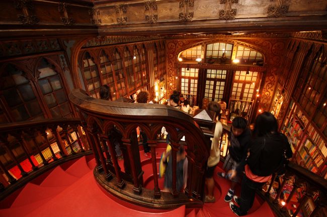 螺旋階段も、普通と違ってなんだか面白い形。