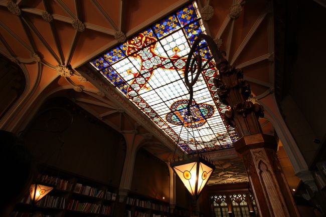吹き抜けになっているので、二階からもすぐ近くにステンドグラスを眺められます。綺麗に撮れなかったけど、実物はもっと素敵なんですよ！