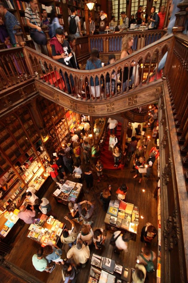 二階から階下を眺めるのも面白いです。どんどん人が増えてきていました。<br />本はもちろん、お土産、オリジナルグッズも売っているし、やっぱりポルトに来たからにはこの美しい本屋さんは必見です。