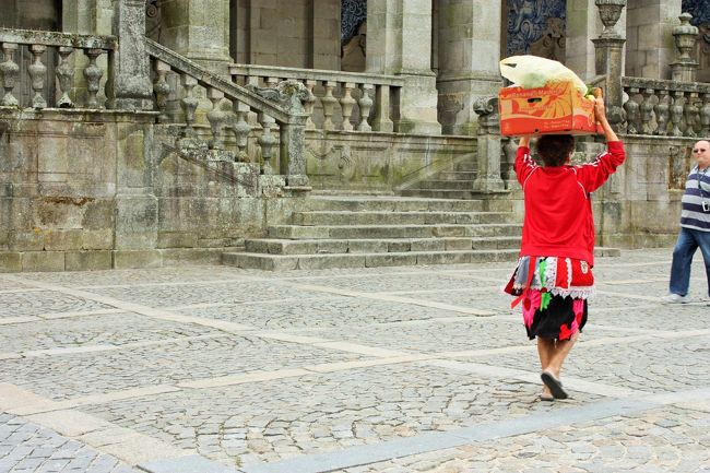 カテドラル前の地元のおばさん。どこへ行くんだろう？色鮮やかな洋服がとっても目を引きました。