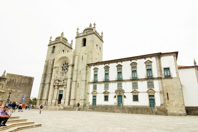 全体像はこちら！<br /><br />この大聖堂は最初はロマネスク様式で建てられたものの、その後、時代の流れとともにゴシックやバロック様式による増改築が繰り返され、現在の姿になったと言われています。<br /><br />増築されてはいるものの、ところどころとても古い時代の壁や像が見えている場所があって、それがとても不思議に魅力的でした。