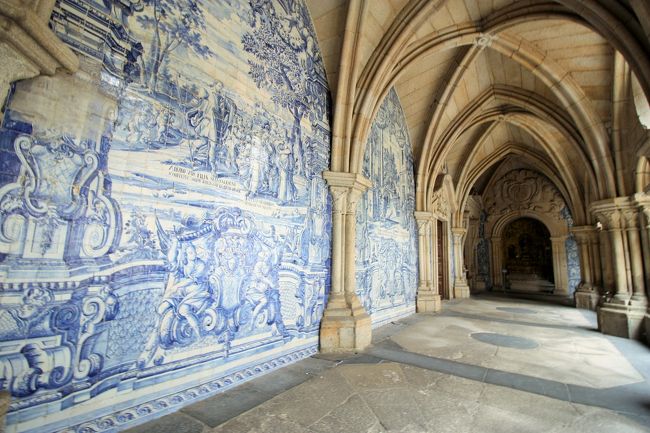 聖堂の中はミサか何かが行われていたようで、入れず。ただ、回廊の壁一面のアズレージョがとても綺麗でした。