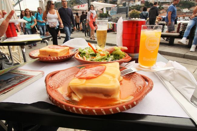 またまたフランセジーニャ！！私も友達も、ポルトに来て2日で2回もフランセジーニャを食べてます。それぐらい、本当に美味しい！