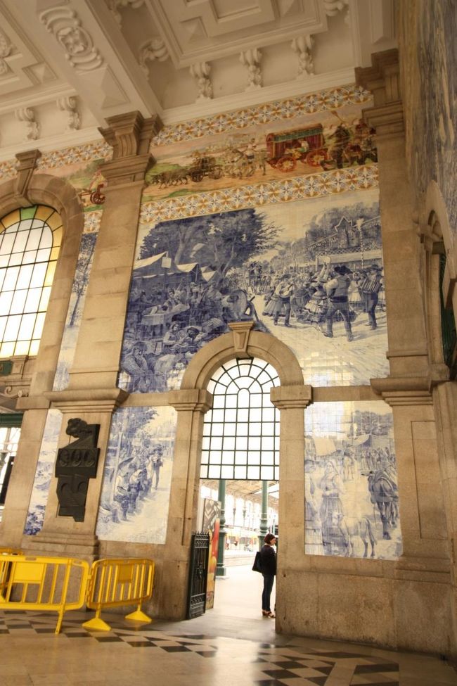 壁一面のアズレージョ、描かれているポルトの歴史に思いを馳せながら、次の目的地へと向かいます。