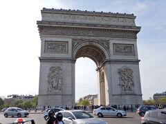 シャンゼリゼを凱旋門まで歩きました。

パリ観光の、本当の締めくくりです。