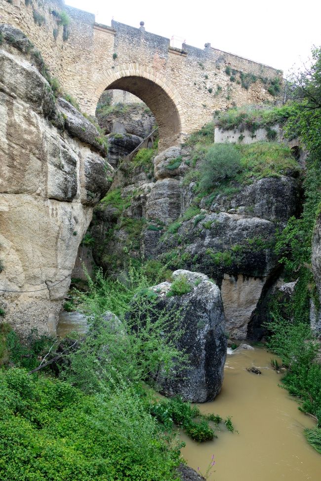 上に見えるは16世紀に架けられたビエホ橋(旧橋）<br />あの橋がヌエボ橋(新橋)から見えた石橋なんだ。