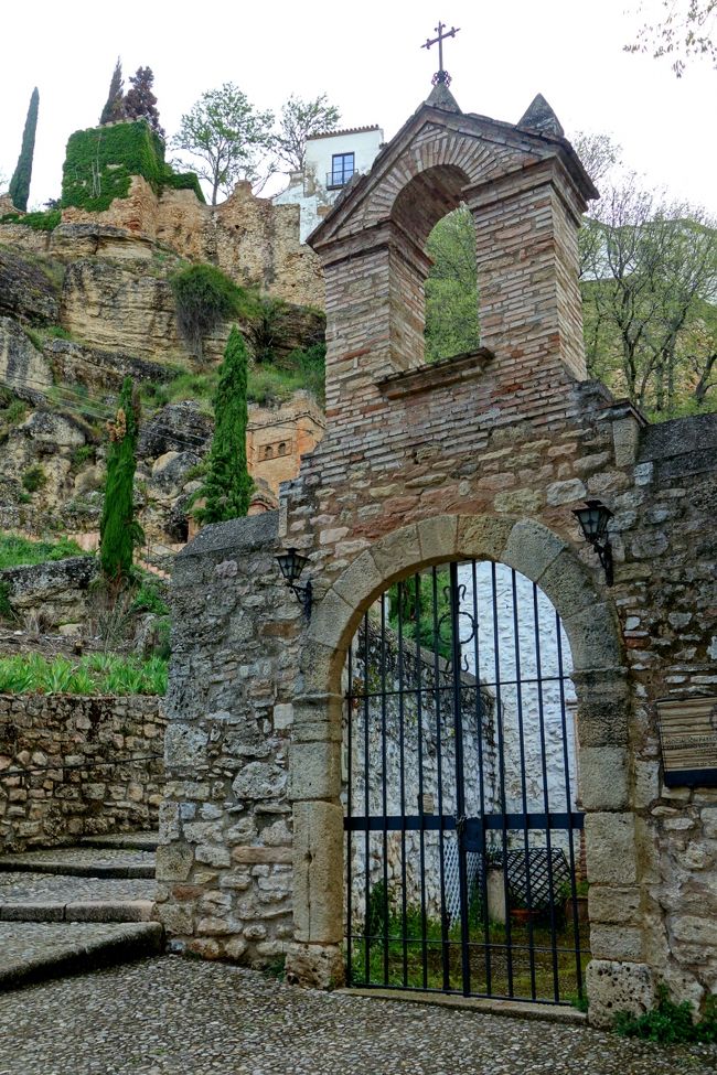 小さな石造りの教会のゲート。周りの風景と同化していて素敵！<br />旧市街はこの城壁沿いを歩くのが一番面白かった。