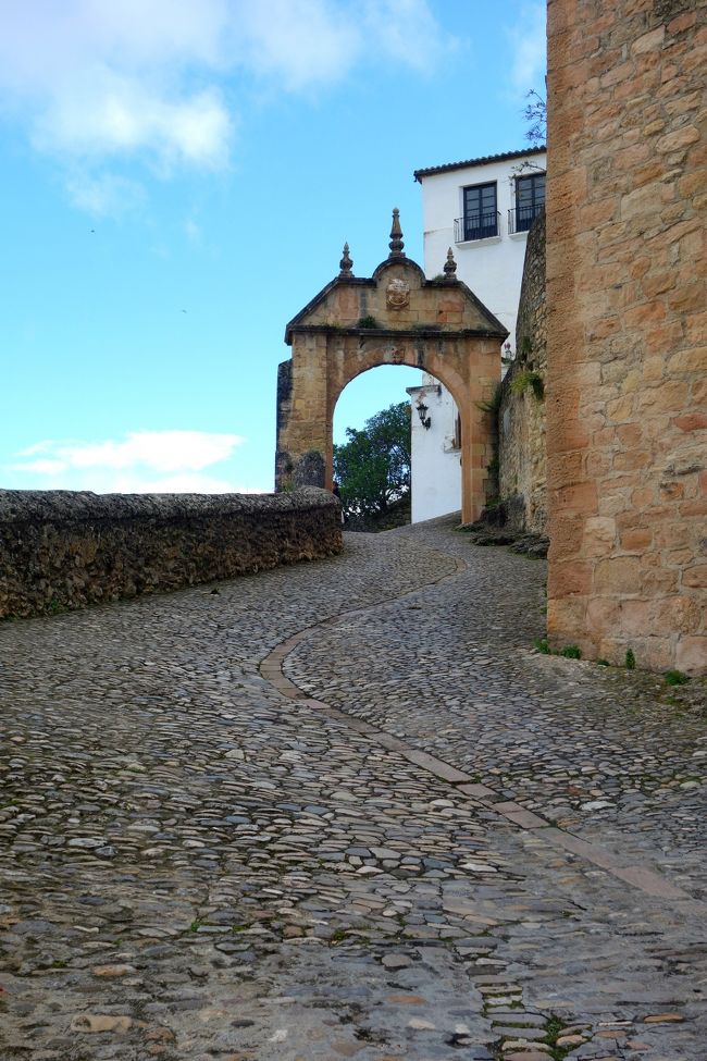 ビエホ橋の近くにこんなアプローチを発見！<br />また邸宅見学ができるのかと好奇心で中をちょっくら覗くことに。