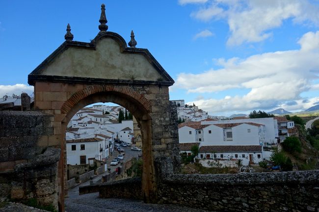 門の反対側から。フェリペ5世のアーチと案内板にはあった。<br />道がただ続いているだけだったので、来た道を引き返す。