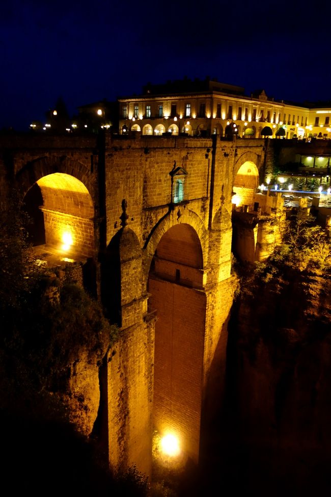 食事後は暗闇の世界。ホテルへの帰途、ヌエボ橋を再び顧みる。