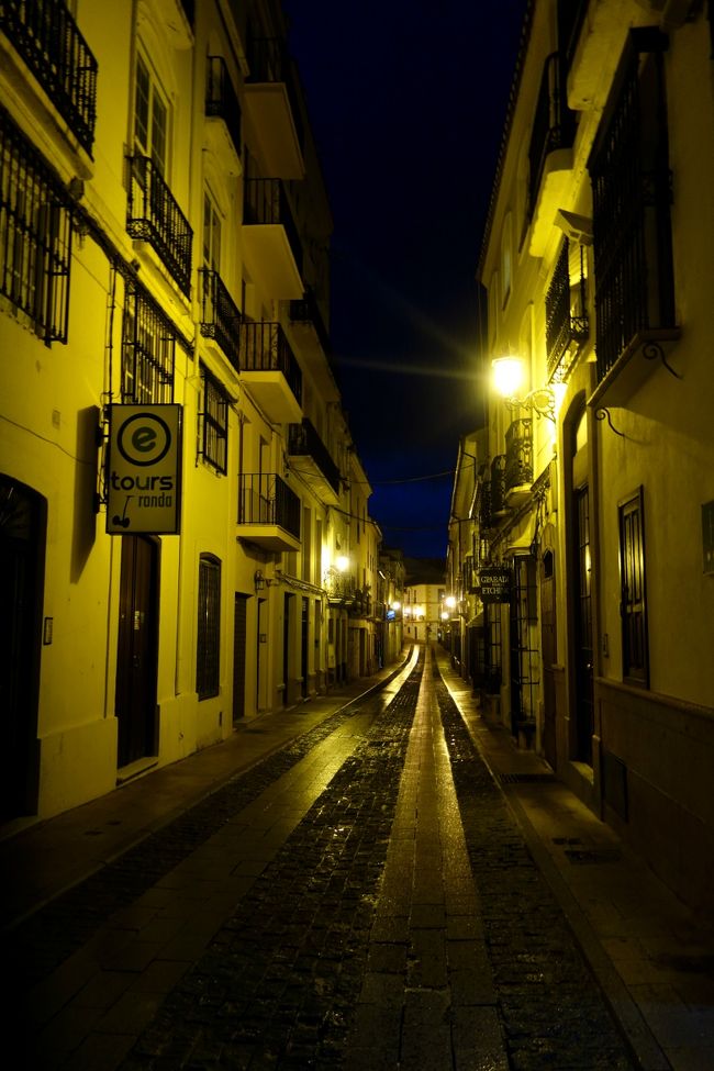 ロンダの新市街の街並み。夕方からスタートしたロンダの長い半日が、終わります。