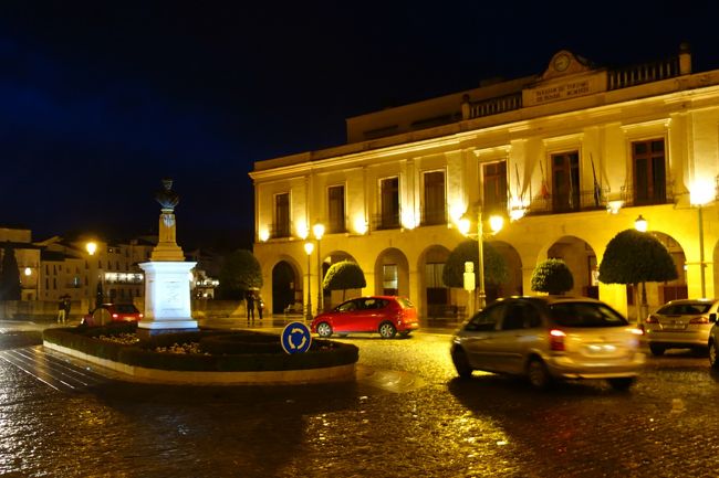 これはパラドール前のスペイン広場。また小雨模様。
