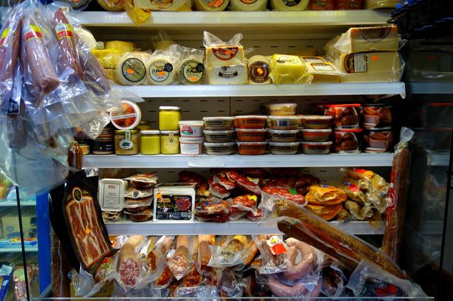 相棒がハルヴァを買いたく、立ち寄ったお店。<br />私はハルヴァよりこのショーケースごと、日本へ持って帰りたい。