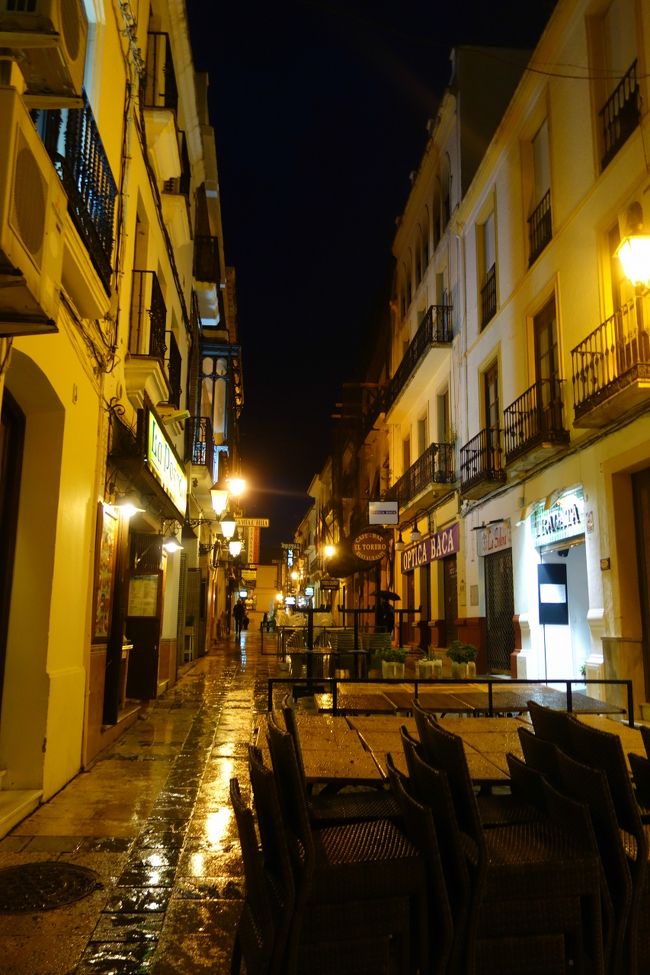 あいにくの雨でテラス席は店じまいの新市街。