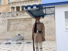 無名戦士の墓。
独立戦争などの戦死者が祀られています。
民族衣装の衛兵さんは直立不動。