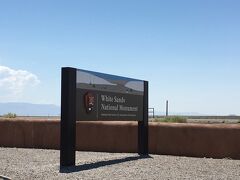☆U.S.A-White Sands National Monument★

「ホワイトサンズ国定記念物」
いよいよホワイトサンズへとやってきました。定期的にミサイルの実験があるので、その際はアラモゴードからホワイトサンズまでの道が閉鎖されるが、この日はなかったので無事辿り着けました。
