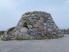 【波照間島】２日目
巨大な石のプリンみたい。
石積みがきれいに積まれていました。
場所が分かりにくいです道路沿いに案内板など
無かったです・・・行く前にグーグルで検索しましょう。
舗装がされてない農道を進んで行くとたどり着きます!!