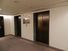 チェックインを済ませたら、早速部屋に行きましょう。
エレベーターホールも至ってシンプル...