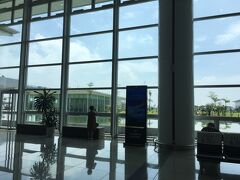５時間のフライトでハノイに到着。
ハノイのノイバイ国際空港はとても新しく、綺麗なターミナルでした。

今回は、ハノイから国内線に乗り換えてダナンを目指します。
飛行機を降りるとすぐにアオザイを着たベトナム航空の職員さんが待っています。
確か看板に「transfer」だか「Domestic 〜」て書いてあるので、すぐにわかるかと。
ダナンに行く、と伝えると服にtransferシールを貼ってくれます。
「ターンテーブルで荷物をピックアップして係に渡せ」とのこと。
