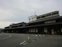 輪島駅前に来ました〜

7時前なのでとても静かです。

■道の駅輪島・ぷらっと訪夢
　http://www.hrr.mlit.go.jp/road/miti_eki/each_folder/wazima/wazima.html