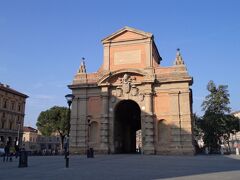 青空と傾く太陽に照らされた門
Porta Galliera