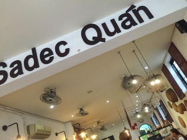 ホテルに向かう途中に気になるレストランを発見。<br />ホーチミンに来て初めての食事です。