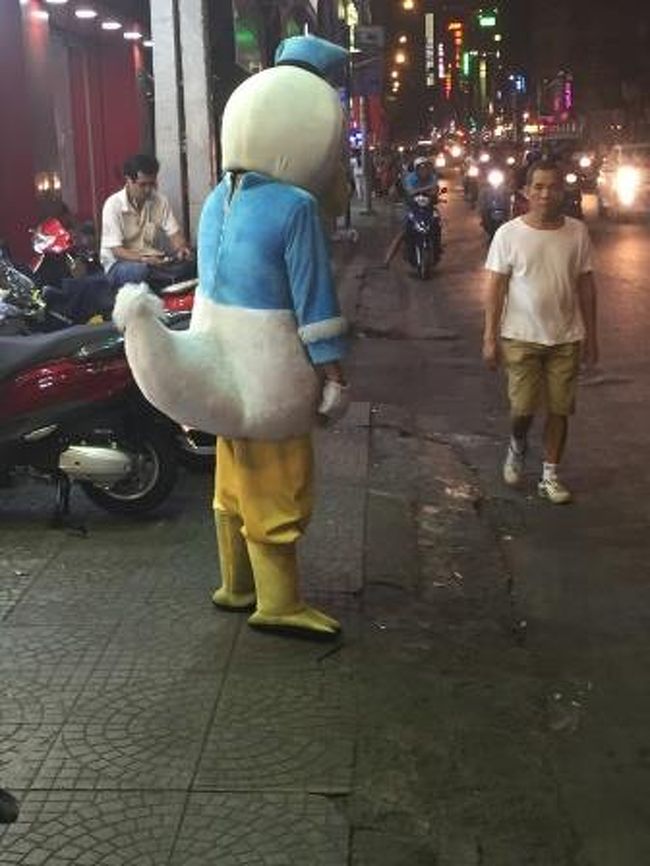 荷物を置いて町に出ます。すぐ近くにあるタンディン市場の近くに、<br />こういう着ぐるみがいました。