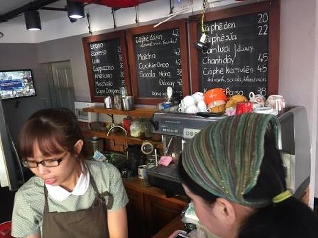 食事のあと少し歩いて、こじゃれたカフェで休憩します。