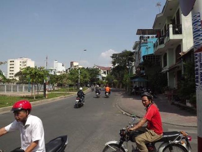 そのまま、小さな川べりを歩きます。夜とかは地元の人で多そうなイメージです