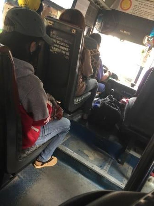 ホテルをチェックアウトの後、路線バスに乗ってホーチミンの中心部方面を目指します。