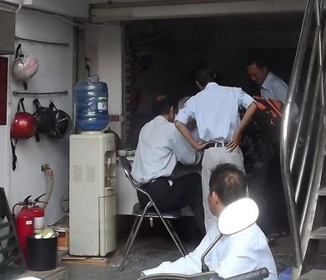 降りたところで場所がわからなくなり、地元の会社の人に道を聞きました。