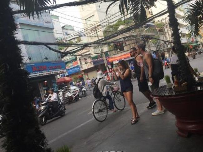ブイビエンのメイン通りのカフェでビールを飲みながら、ツーリストたちを眺めていました。