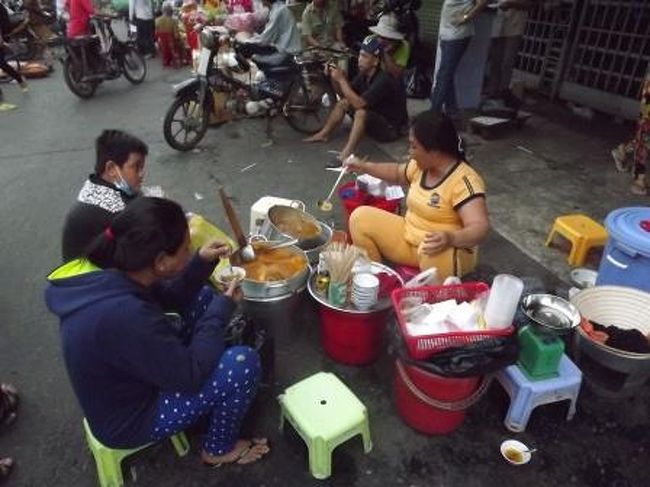 チョロンのビンタイ市場の前で、新鮮な内臓を出している屋台がありましたので、早速いただきました。