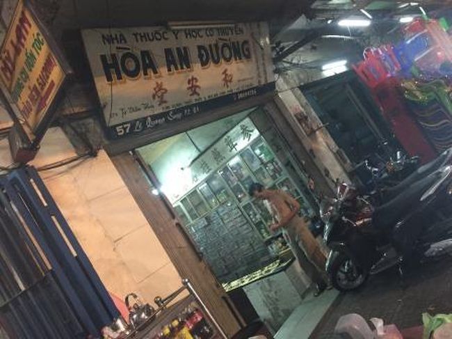 市場を過ぎてチョロンの待ち歩き。中華街を思わせるような伝統的な漢方薬局の店です。