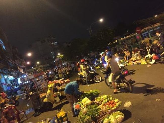 夜になり、歩いていたらバスターミナルの近くで路上市場が行われていました。