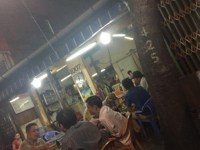 この路上市場の近くに、地元の人でにぎわうなべの店がありましたのでそこで夕食をとることにしました。