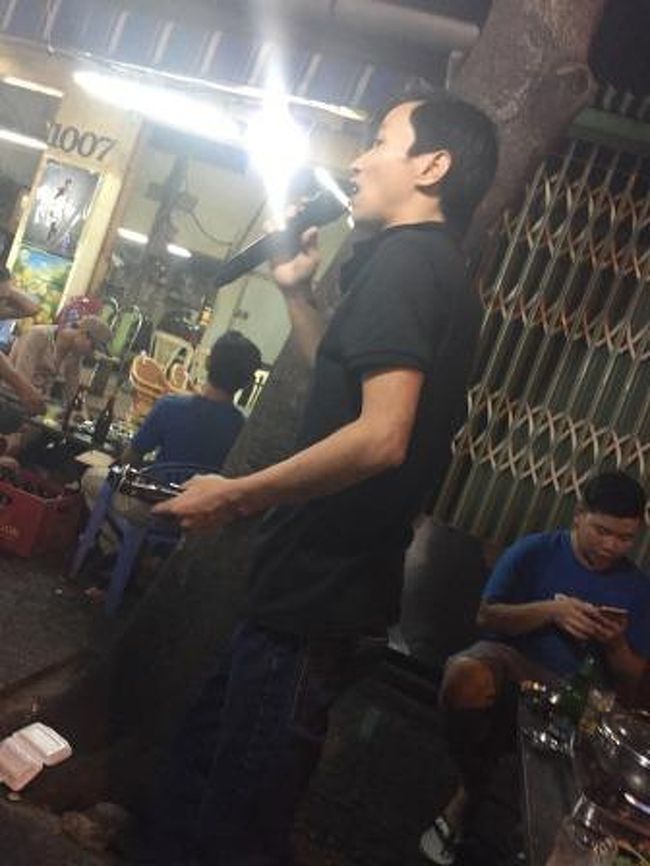 食事をしていると、バイクで現れてカラオケを歌う人が現れます。<br />実は商品を販売するために来ていました。