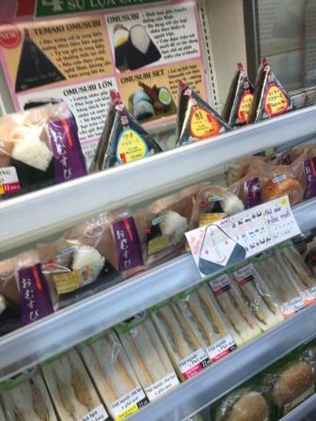 食事を終え、ホテル近くのコンビニに立ち寄りました。<br />日本のおにぎりが売られていました。