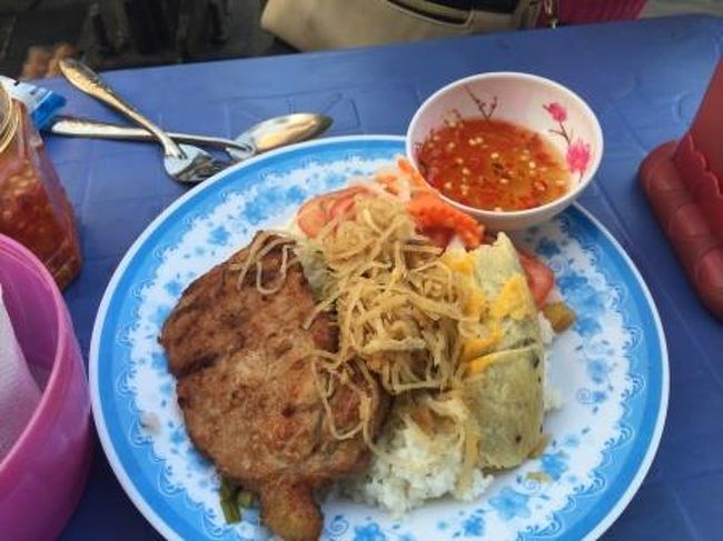 ビンタイ市場の入り口のお店で食事を取ります。