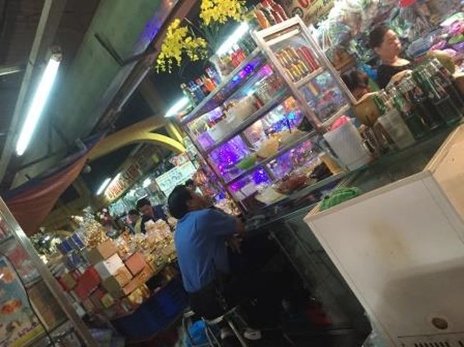 市場内の食堂で2回目の朝食（麺料理）をいただきました。