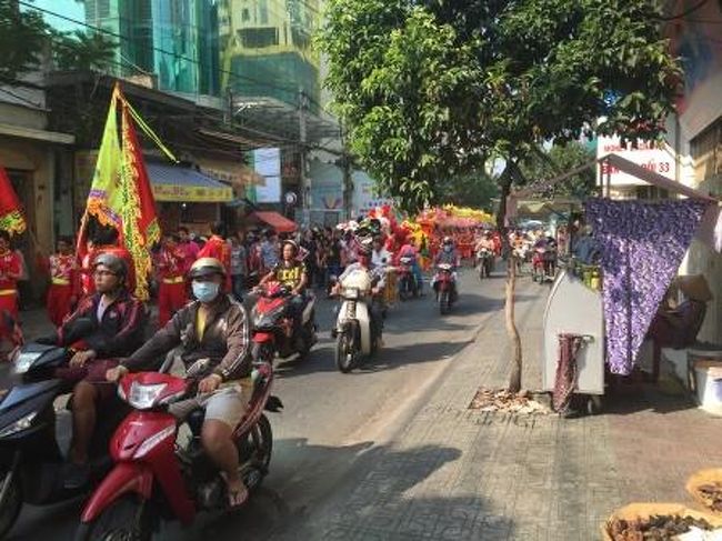 ホテルに戻りチェックアウトして出ようとしたら、中華風の行列の行進を見ることができました。