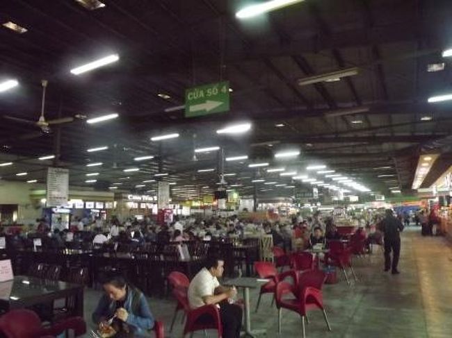 巨大なドライブインで食堂もおみやげ物も充実していました。