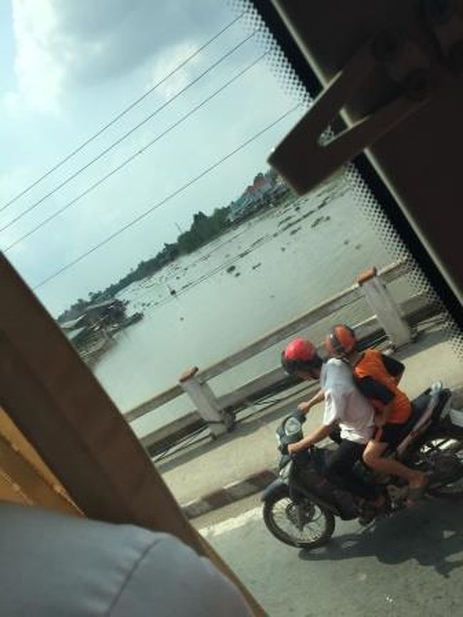 休憩の後、再びバスの中にメコンデルタの支流の川をいくつも通過していきます。