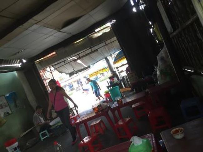 歩いている途中で見つけたローカル食堂で昼食をとりました。