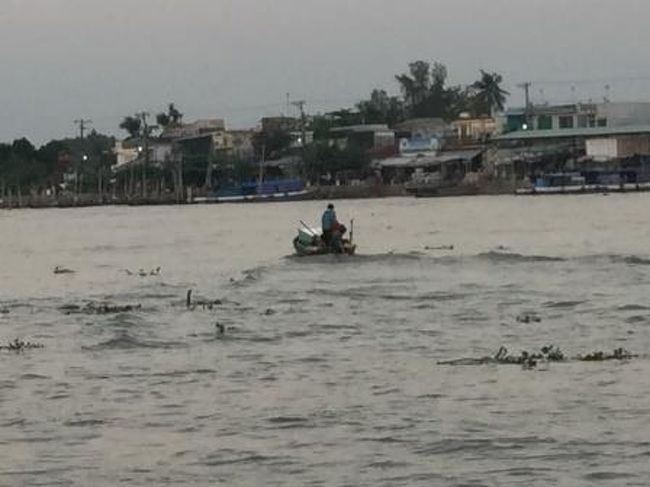 ホテルに荷物を置いてから、早速カントー川のほうに歩きました。